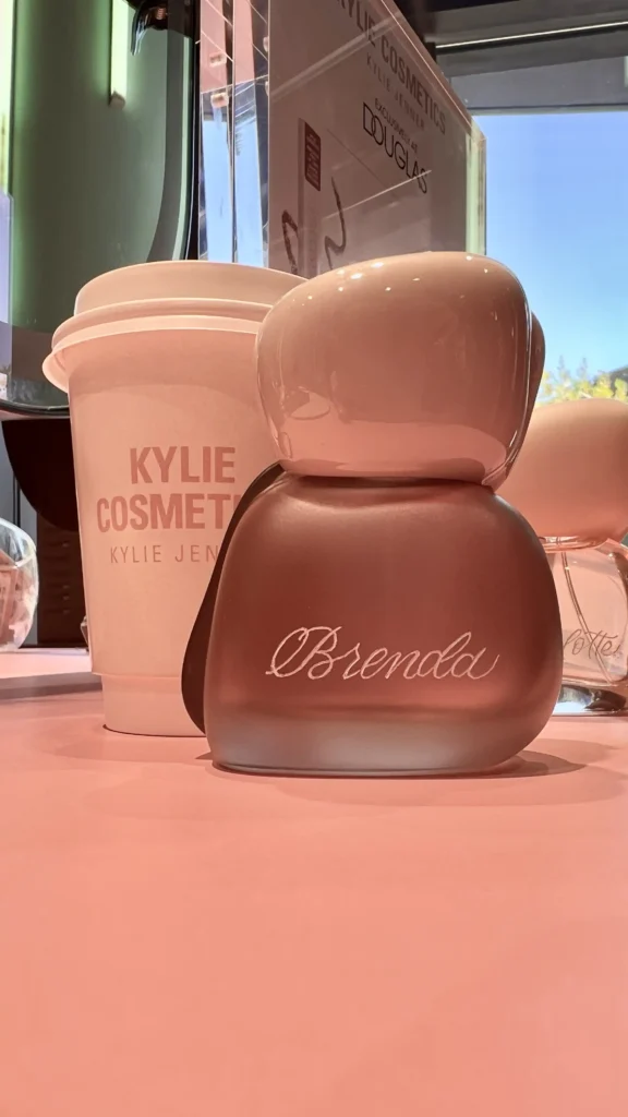Pink Ink Lettering Gravur Brenda Live gravierter Parfum Flakon von Kylie Cosmetics Düsseldorf