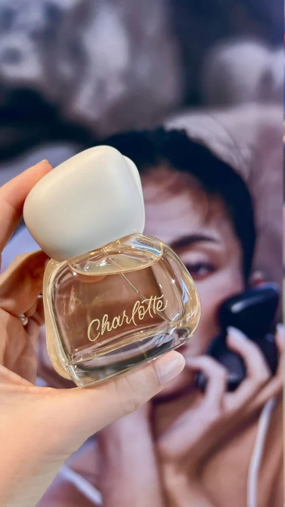 Pink Ink Lettering Gravur Charlotte Kylie Cosmetics Mood Stone mit goldener Gravur live von Hand